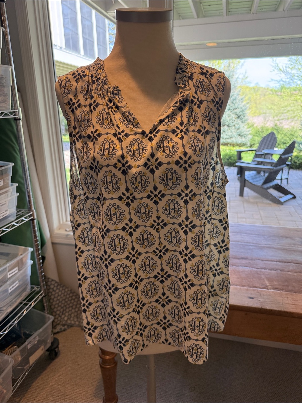 CHARLIE B White Sleeveless Printed V-Neck Top